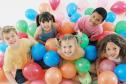 Fotografia: imatge d'uns nens en una festa d'aniversari amb globus | Recurso educativo 18550